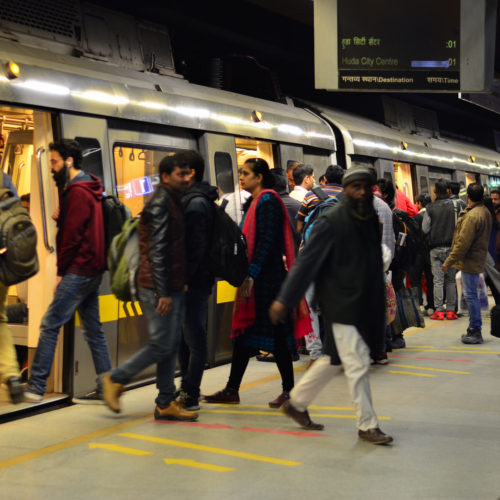 Metro v hlavním městě Indie bude plně poháněno energií získanou ze slunce