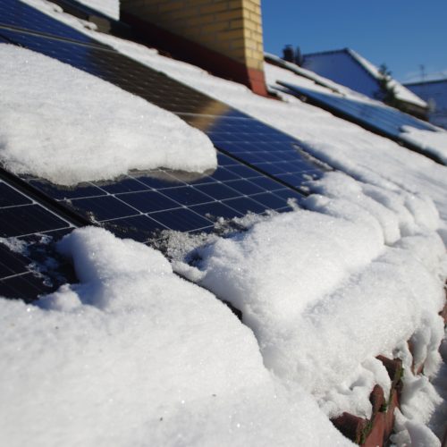 Vědci vyvinuli speciální povlak, který dokáže zvýšit výkon fotovoltaiky v zimě až o 85 %
