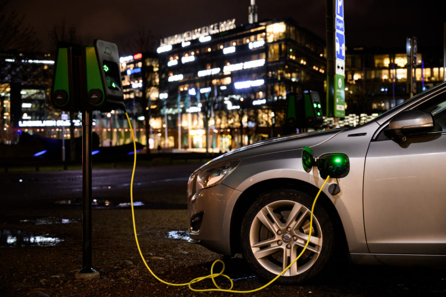 Automobilka Volvo porovnala uhlíkovou stopu elektromobilů a klasických vozidel. Výsledky jsou rozpačité