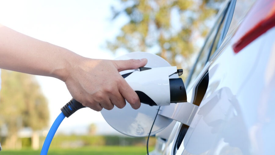 Hybridy, elektromobily a auta s vodíkovým pohonem: jak fungují motory budoucnosti?