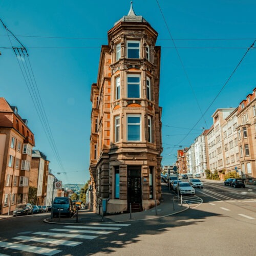Německý Stuttgart využije střechy bytových domů pro instalaci fotovoltaiky. Nový projekt pokryje spotřebu 9.000 bytů