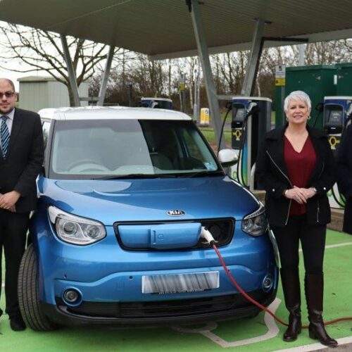 Veřejná dobíjecí stanice zvládne denně nabít až 100 elektromobilů čistě z fotovoltaiky