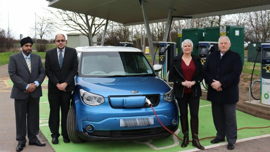 Veřejná dobíjecí stanice zvládne denně nabít až 100 elektromobilů čistě z fotovoltaiky