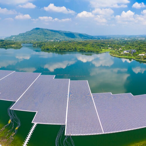 Plovoucí solární farmy na vodní hladině jsou nesmírně nadějné, pomohou i se zadržením vody