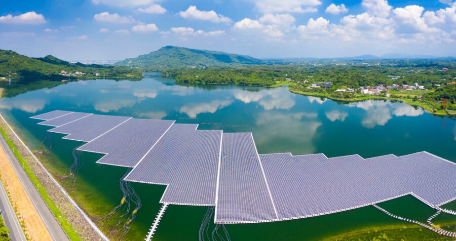 Plovoucí solární farmy na vodní hladině jsou nesmírně nadějné, pomohou i se zadržením vody
