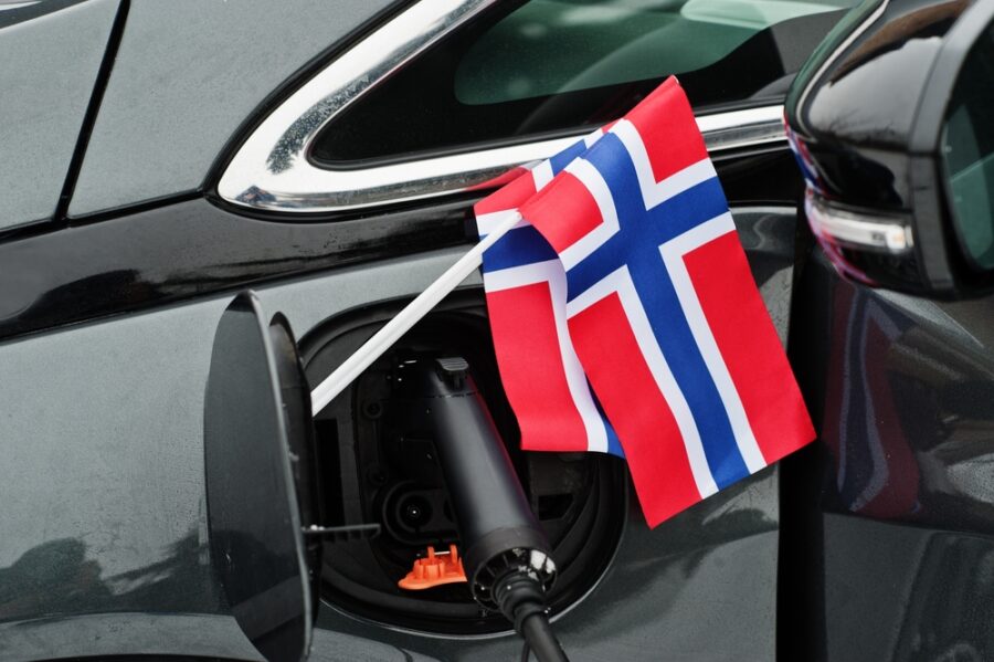 Vozidla se spalovacími motory se přestanou prodávat nejpozději do roku 2025, doufá norská vláda