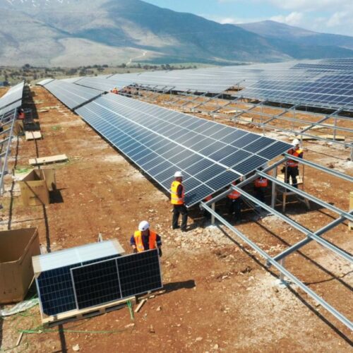 Řecko vybudovalo největší solární park s oboustrannými panely v Evropě. Vyrábí elektřinu pro 75.000 domácností