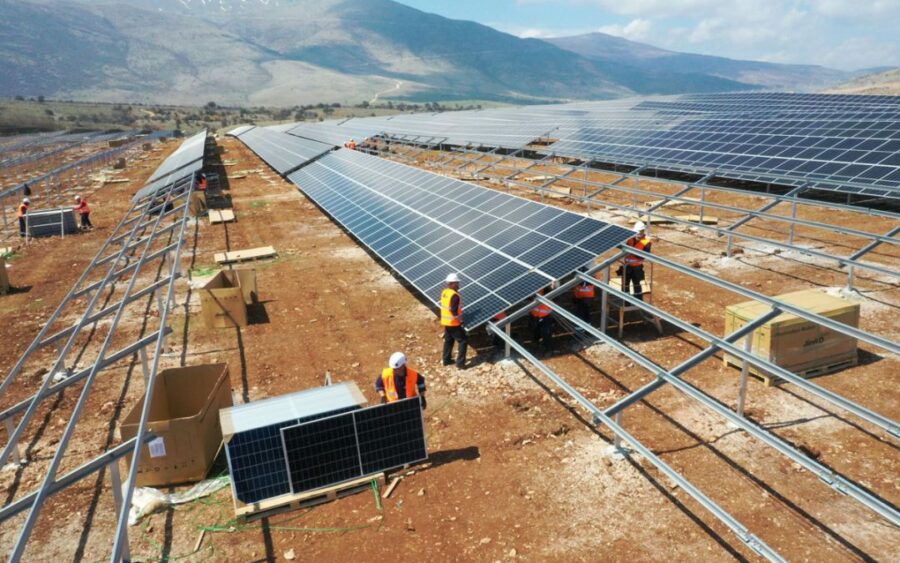 Řecko vybudovalo největší solární park s oboustrannými panely v Evropě. Vyrábí elektřinu pro 75.000 domácností