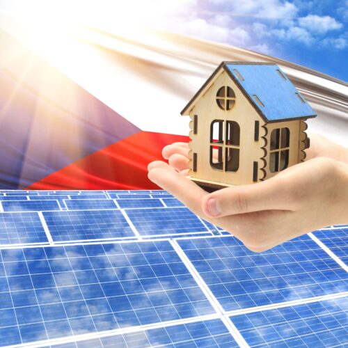 Za první pololetí 2022 se nainstalovalo více fotovoltaických elektráren než za celý minulý rok. Stát rychlejší rozvoj ale brzdí