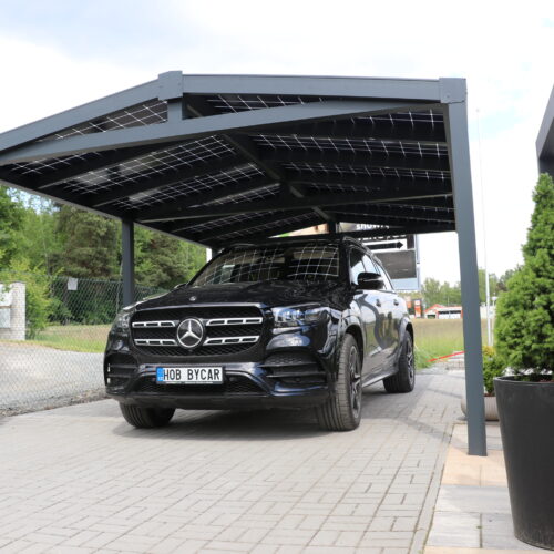 Solární přístřešky na auto? Fotovoltaika zajistí rychlou návratnost investice a dostane se i na domácnosti, které instalační firmy jinak odmítají