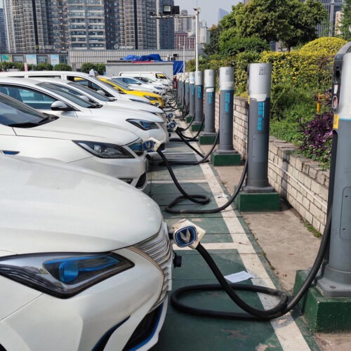 Elektromobily mají utrum? V Kalifornii a Číně jim kvůli nedostatku elektřiny vypínají nabíječky. Lidé vozí v kufru dieslové generátory
