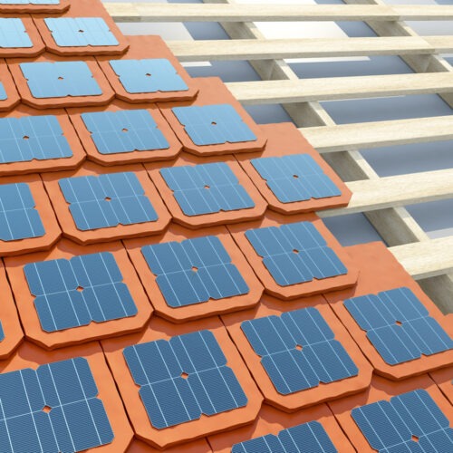 Solární střešní tašky vs. fotovoltaické panely. Co se vyplatí instalovat?