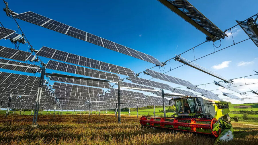 Ve Francii masivně zastínili půdu solárními panely. Agrovoltaika v praxi přináší obrovské benefity pro energetiku i zemědělství