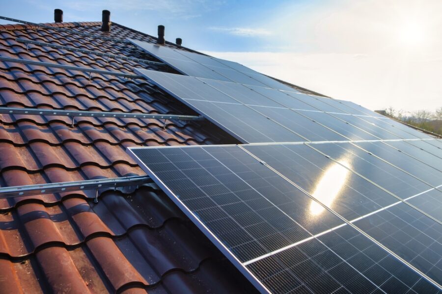 Na fotovoltaiku nemusíte čekat třičtvrtě roku. Menší firmy nabízí instalaci i do 4 měsíců. Pozor si ale dejte na marketing některých společností