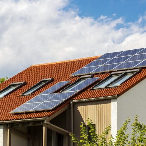 AKTUALIZOVÁNO: Cena fotovoltaiky na rodinný dům v roce 2023. Podívejte se na aktuální srovnání českých instalačních firem