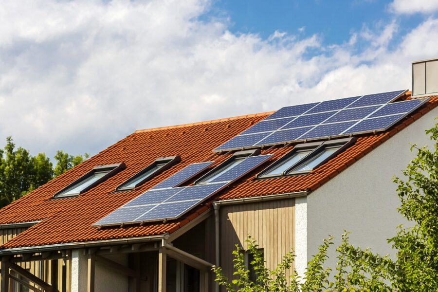 Cena fotovoltaiky na rodinný dům v roce 2023. Podívejte se na aktuální srovnání českých instalačních firem