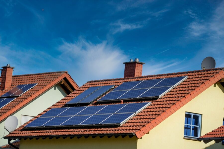 ČEPS už začal vypínat solární elektrárny od sítě. Je to nevídané barbarství