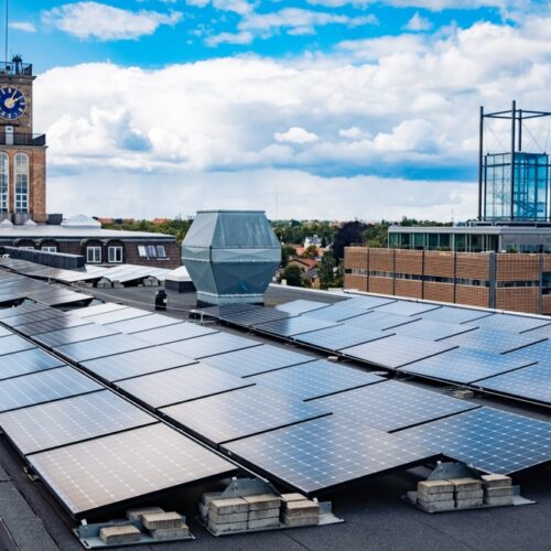 CAFT vás naučí navrhovat a montovat fotovoltaické systémy nově i na bytových domech