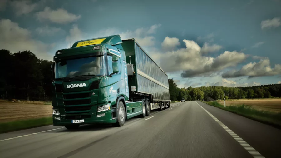Scania představila nákladní přívěs opatřený fotovoltaickými panely. Chce jít ještě dál a přívěs připojovat k tahačům i se spalovacím motorem