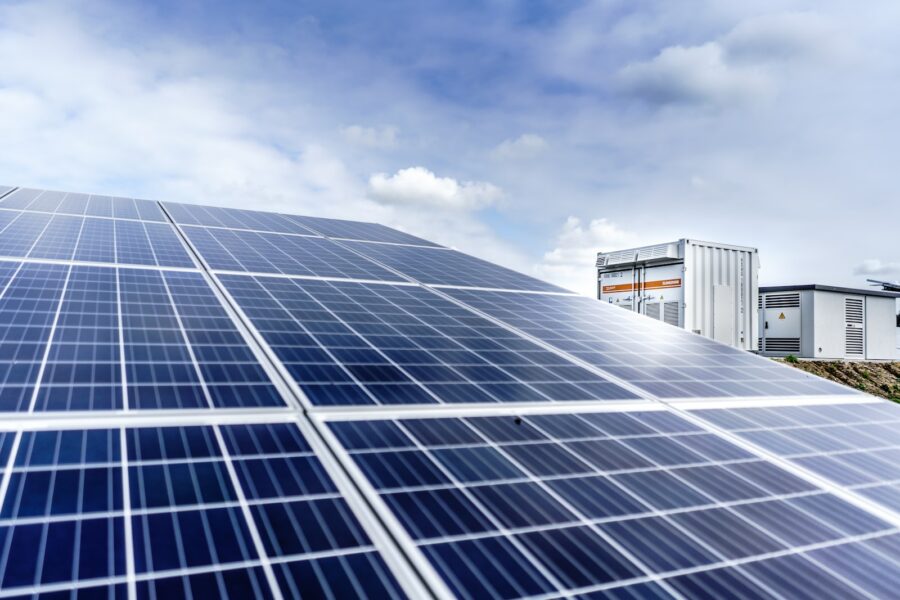 Cena solárních panelů klesla v roce 2023 o 50 %. České firmy už také zlevňují