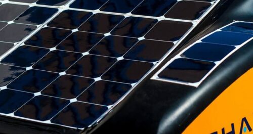 Průlom v elektromobilitě? Auta, která nemusíte nabíjet ze sítě, ale rovnou ze slunce díky fotovoltaice