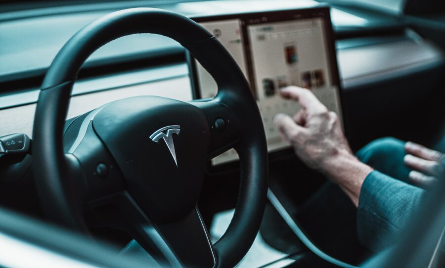 Pohádka o elektromobilech je u konce? Automobilka Tesla začíná propouštět