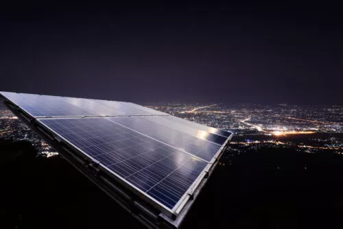 Solární panely, které fungují i v noci? Žádný vtip, ale nová koncepce