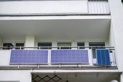 Německo podporuje fotovoltaiku umístěnou na balkónech. Domácnosti si rozdělí 10 milionů eur