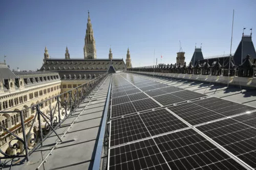 Vídeň bude vyrábět solární energii na střeše radnice. Česko podobné projekty zoufale potřebuje také